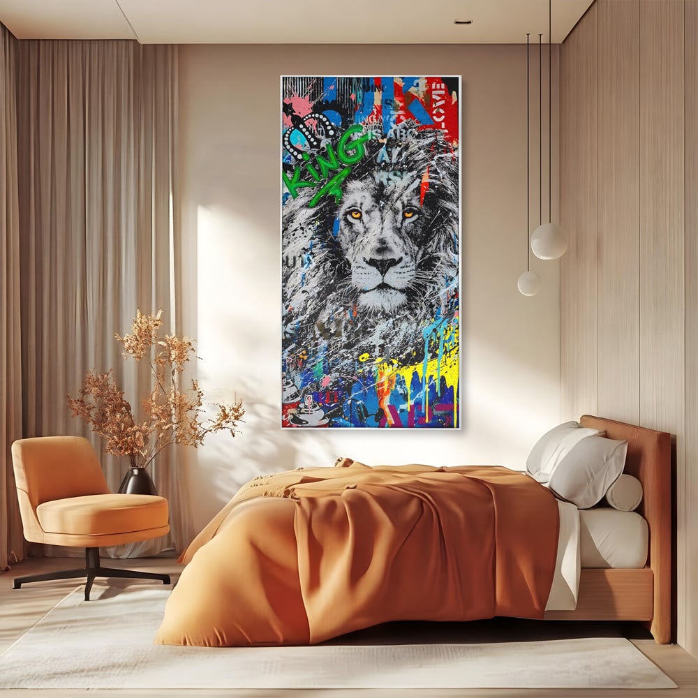Tablou canvas cu tablou canvas cu leu stil graffiti, in rama de aluminiu argintiu, pe perete intr-un dormitor